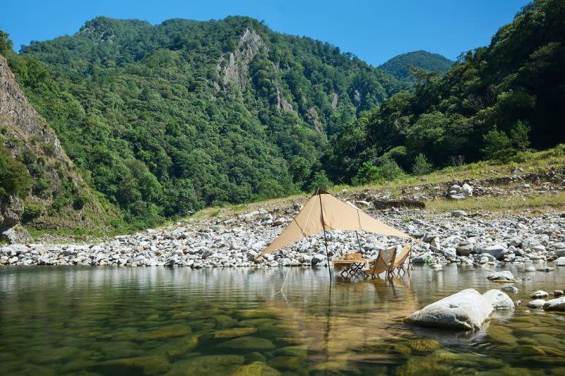 ▲虹夕諾雅谷關暑假帶旅客享受溪邊樂趣。（圖／星野集團提供）