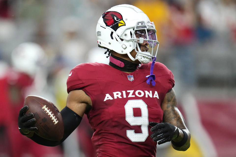 FILE - Arizona Cardinals safety Isaiah Simmons makes a catch as he warms up prior to an NFL preseason football game against the Kansas City Chiefs, Aug. 19, 2023, in Glendale, Ariz. Simmons was traded to New York on Aug. 24 by the Arizona Cardinals. Coming off a 40-0 loss to Dallas, the Giants travel to Arizona to play the Cardinals, Sunday, Sept. 17. (AP Photo/Ross D. Franklin, File)