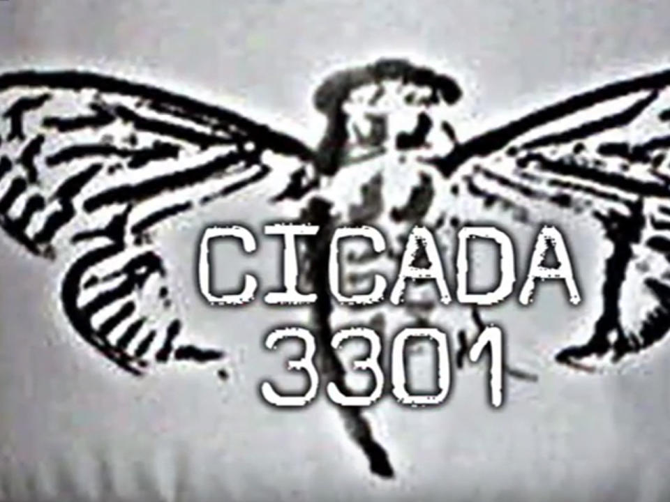 Eine unbekannte Organisation namens Cicada 3301 veröffentlicht seit 2012 in unregelmäßigen Abständen Videos, die sowohl verstörend als auch faszinierend sind. Um die Rätsel in ihnen zu lösen, müssen Hinweise gefunden und entschlüsselt werden. Verschwörungstheorien zufolge beinhalten sie einen Einstellungstest staatlicher oder aber krimineller Organisationen. (Bild-Copyright: HowStuffWorks/Youtube)