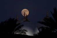 <p>A lunar eclipse of a full “Blood Moon” rises behind the Sheikh Zayed Grand Mosque in Abu Dhabi, United Arab Emirates, July 27, 2018. (Photo: Christopher Pike/Reuters) </p>