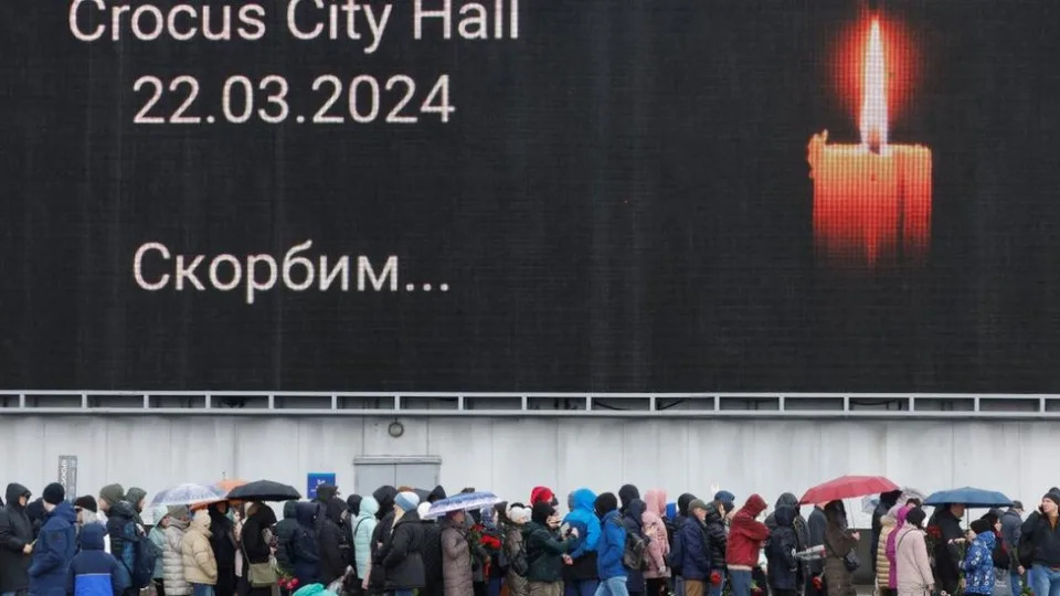 Người dân xếp hàng đặt hoa tại đài tưởng niệm tạm thời tưởng nhớ các nạn nhân của vụ tấn công xả súng được dựng bên ngoài địa điểm tổ chức buổi hòa nhạc của Tòa thị chính Crocus ở khu vực Moscow, Nga, ngày 24 tháng 3 năm 2024.