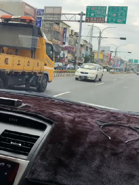 原PO將前放自小客車倒車前行的畫面，用手機拍下。（圖／翻攝畫面）