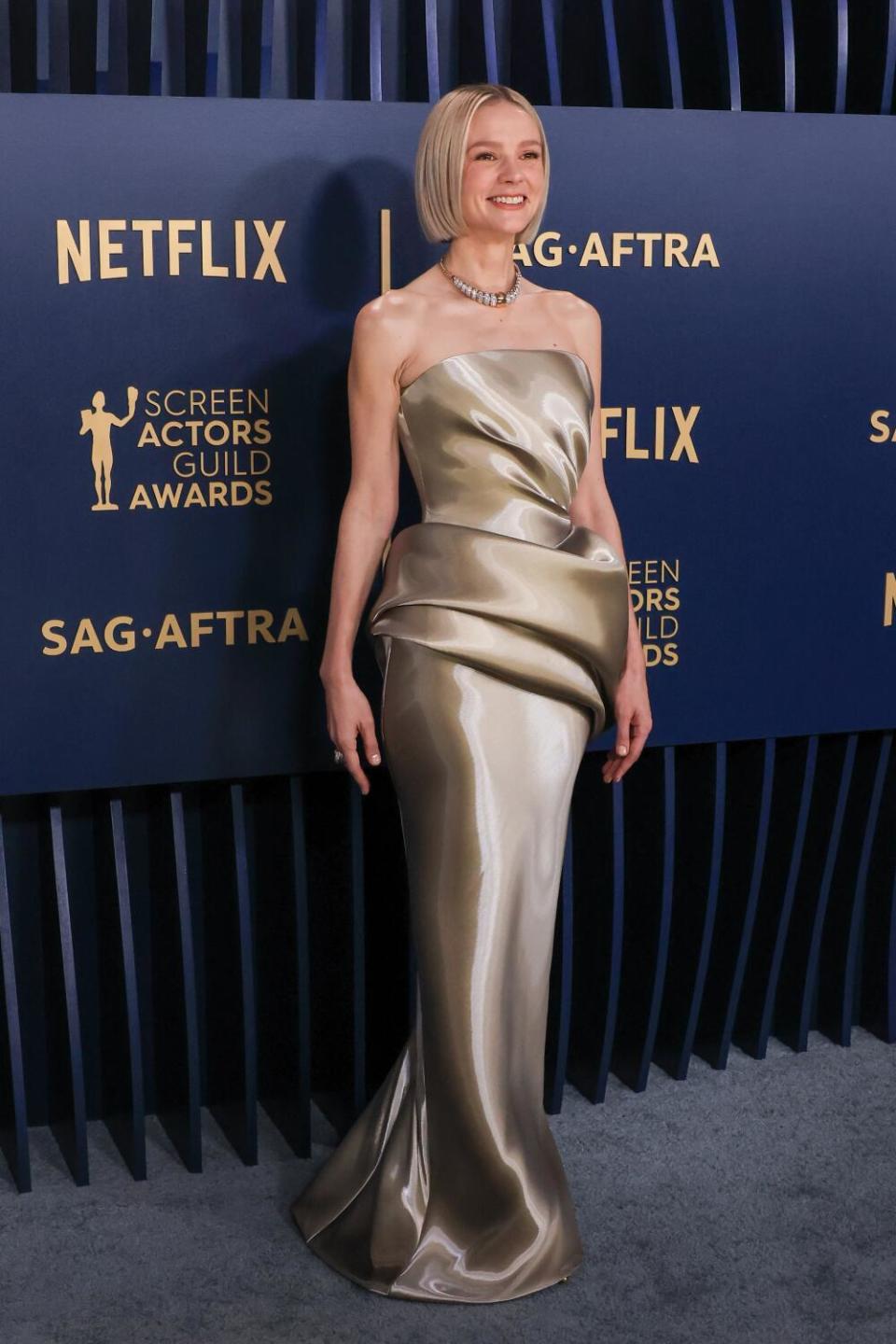 Carey Mulligan wears a gold gown at the SAG Awards.
