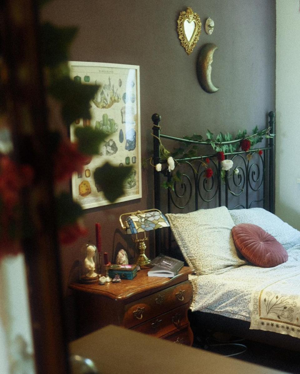 Bedroom with green walls and plants