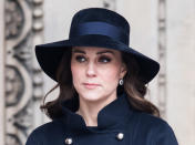 <p>Kate Middleton asistió junto al príncipe William a un servicio religioso en la Catedral de San Pablo, en Londres, y allí lució muy guapa en una gabardina azul de seis botones, con la que presumió de su quinto mes de embarazo/Getty Images </p>