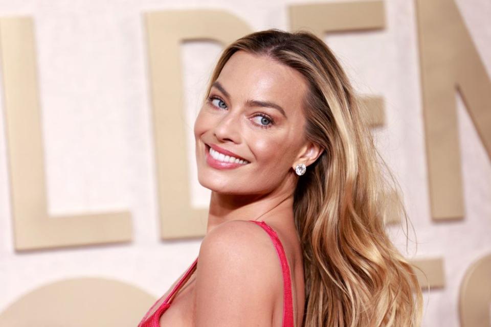 margot robbie best jewellery golden globes 2024