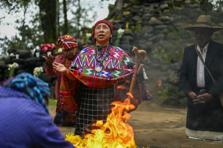 Unos indígenas participan en una ceremonia maya en el sitio arqueológico Iximche, cerca de Tecpán, en Guatemala, el 20 de julio de 2024, para conmemorar los 500 años de "resistencia" tras la colonización por España (Johan Ordóñez)