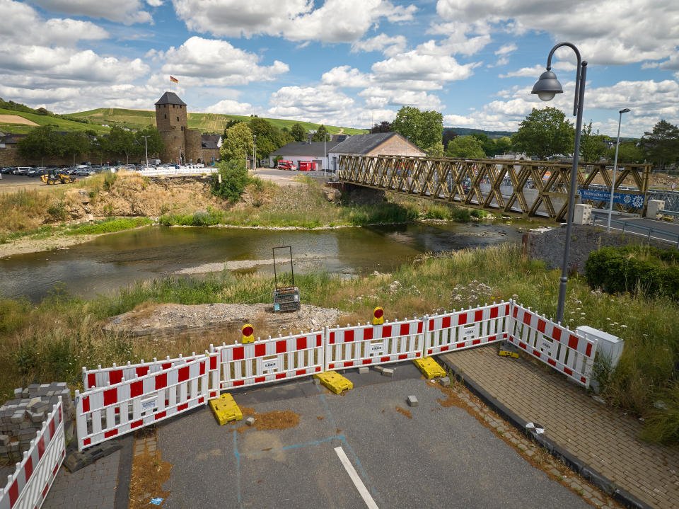 Auch zwei Jahre nach der Flut sind (wie hier in Ahrweiler) noch Spuren der Naturkatastrophe zu sehen. (Bild: Getty Images)