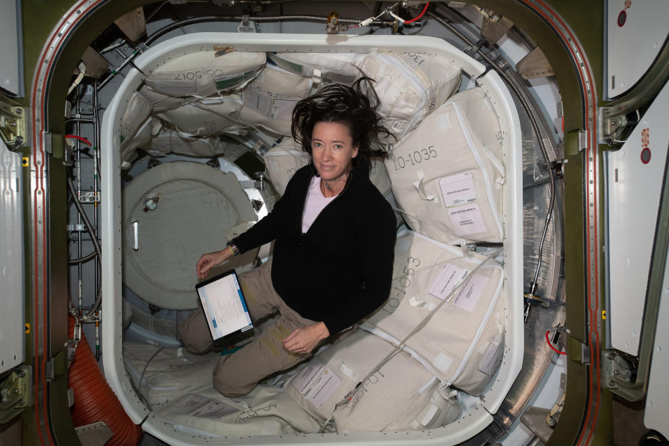 رائد الفضاء إكسبيديشن 65 ميغان ماك آرثر داخل وحدة هارموني في محطة الفضاء الدولية في عام 2021