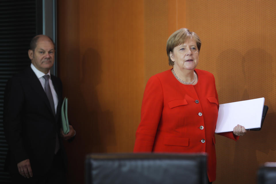 Wer ist hier noch rot? Merkel schnappt ihrem Koalitionspartner regelmäßig die Themen weg (Bild: AP Photo/Markus Schreiber)