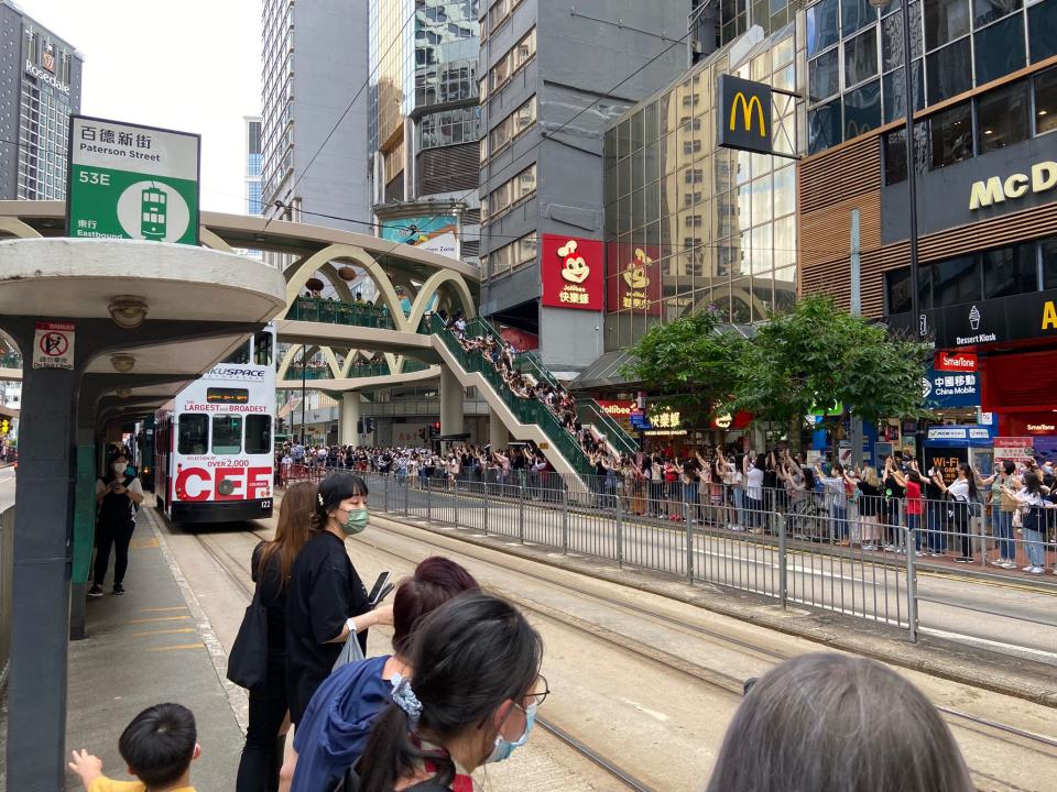 呂爵安現身《闔家辣》電車巡遊 銅鑼灣化身「Edan灣」 粉絲追車打卡迫爆馬路