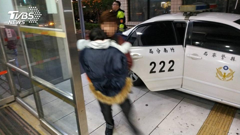 苗栗1名4歲女童突心臟病發，員警幫開道送醫急救順利挽回她一命。(圖／TVBS)