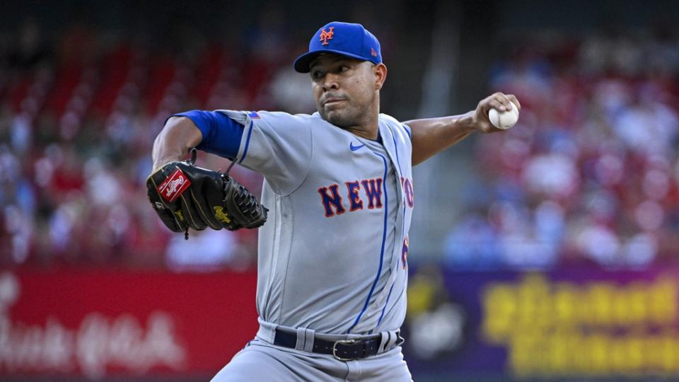 Aug 17, 2023; St. Louis, Missouri, USA; New York Mets starting pitcher Jose Quintana (62) pitches against the St. Louis Cardinals during the second inning at Busch Stadium