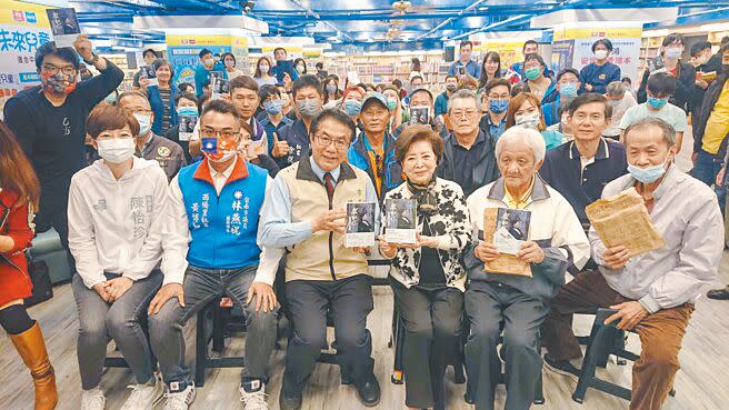 台南市長黃偉哲（前排左三）出席金馬影后陳淑芳（前排右三）新書發表。民眾開心地拿著新書，大家都感受到國民阿嬤的親和力。（程炳璋攝）