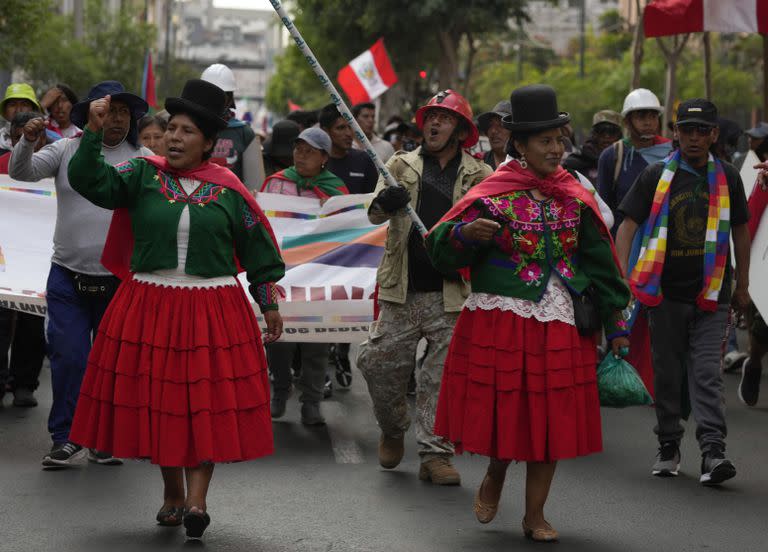 Manifestantes exigen la renuncia de la presidenta Dina Boluarte y de los legisladores durante una protesta el miércoles 1 de febrero de 2023 en Lima, Perú, país que vive una crisis política tras la destitución y encarcelamiento del mandatario Pedro Castillo en diciembre. 