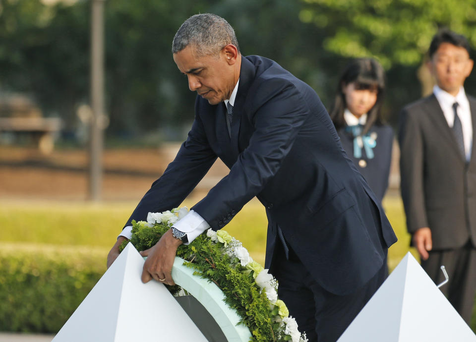 <p>President Barack Obama lays wreaths at the cenotaph at Hiroshima Peace Memorial Park in Hiroshima, western Japan, Friday, May 27, 2016. (Photo: Shuji Kajiyama/AP) </p>