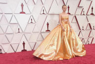 <p>Einen Oscar nahm die für ihre Rolle in "Promising Young Woman" nominierte Carey Mulligan nicht mit nach Hause, doch das Gold brachte die Britin gleich selbst mit: Ihre Valentino-Robe aus wallendem Rock und Bandeau-Top war über und über mit funkelnden Pailetten bedeckt. </p> 