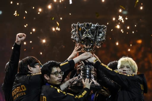 Chinese team FPX lifting the gamer holy grail "League of Legends" world championship trophy