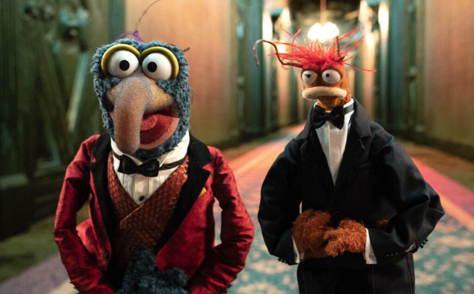 Gonzo the great and pepe the king prawn in a hotel corridor.