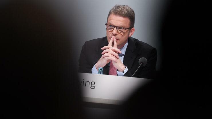 Christian Sewing, Vorstandsvorsitzender der Deutschen Bank, hat während der Hauptversammlung der Deutschen Bank in der Frankfurter Festhalle seine Hände aneinander gelegt. Foto: dpa