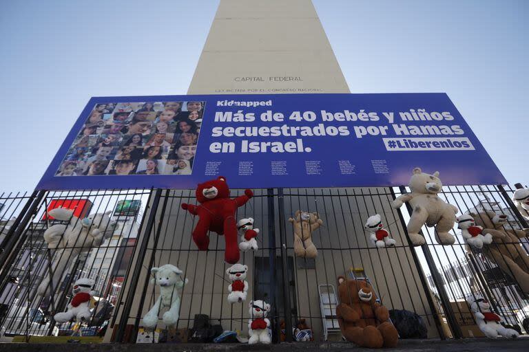 En el Obelisco se desarrolla una manifestación con fotos y peluches para visibilizar los chicos secuestrados por Hamas, entre los que se cuentan cuatro argentinos