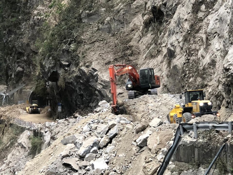 403大地震重創花蓮，花蓮地震後交通受災狀況。   圖：取自中橫路況交通資訊站