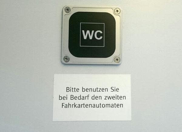 Wer braucht schon eine weitere Toilette, wenn es Fahrkartenautomaten gibt? (Bild-Copyright: Twitter/Jadzia_Dax)