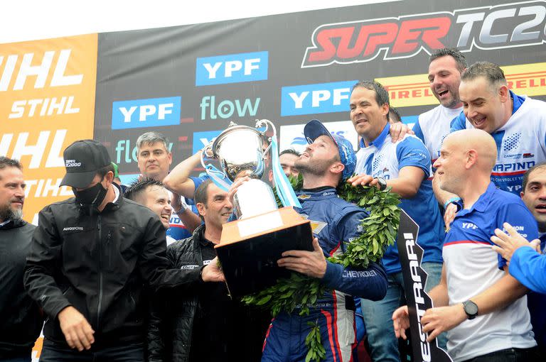 Agustín Canapino, con la mirada al cielo y la ofrenda de la copa a su padre Alberto