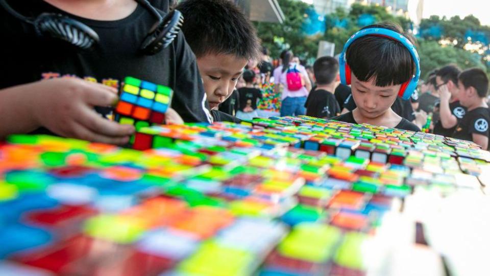 Niños jugando con el cubo. 