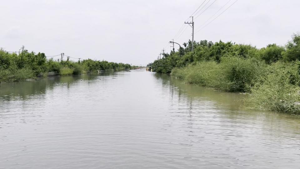 海水倒灌淹沒馬路，分不清楚是海？還是馬路？雲林縣政府提供