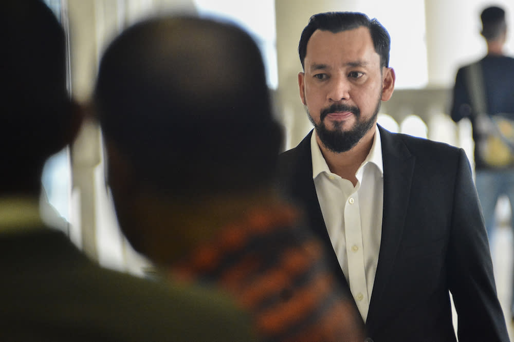 Datuk Amhari Efendi Nazaruddin arrives at the Kuala Lumpur High Court September 4, 2019, where he is to take the stand as a witness in former prime minister Datuk Seri Najib Razak’s 1MDB trial. — Picture by Miera Zulyana