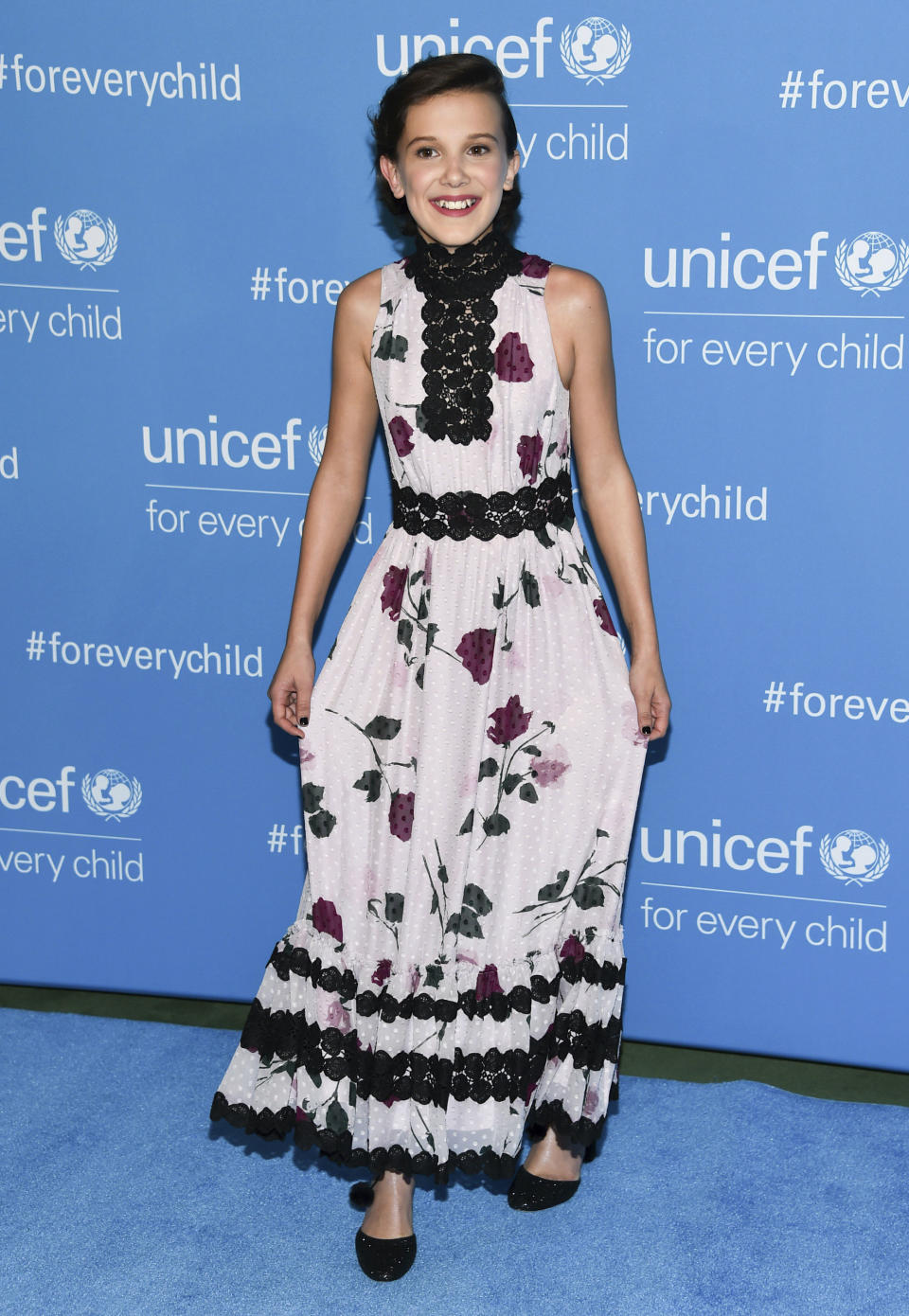 <p>Hace dos años Millie Bobby Brown se puso un vestido largo de Kate Spade para presumir de estilazo en el 70 aniversario de UNICEF. (Foto: Gtres). </p>