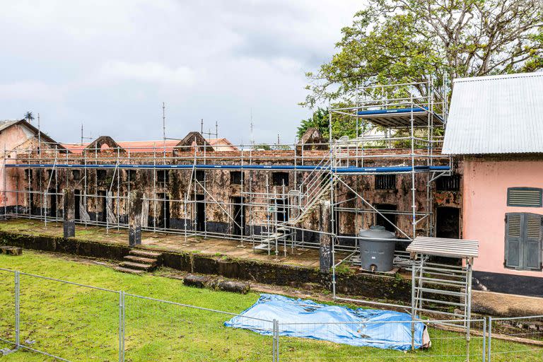 Vista de uno de los edificios en plena restauración