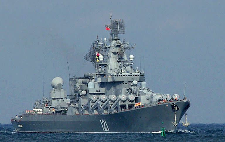 Esta foto de archivo tomada el 29 de agosto de 2013 muestra el Moskva, buque insignia de cruceros de misiles de la flota rusa del Mar Negro, entrando en la bahía de Sebastopol