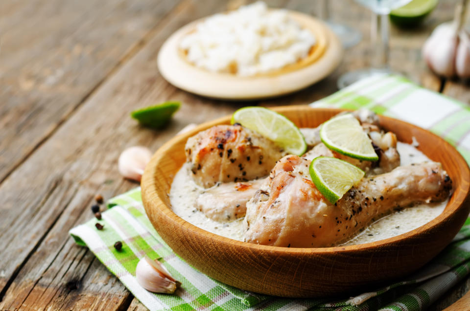 <p>Pour faire très simple, c’est l’équivalent du pescetarisme, mais avec la volaille à la place du poisson. Le pollo-végétarien peut manger des oeufs, du fromage, boire du lait, mais également déguster le traditionnel poulet rôti du dimanche midi en famille. Les autres viandes, en revanche, ainsi que le poisson lui sont totalement inconnus au quotidien. (Photo Getty) </p>