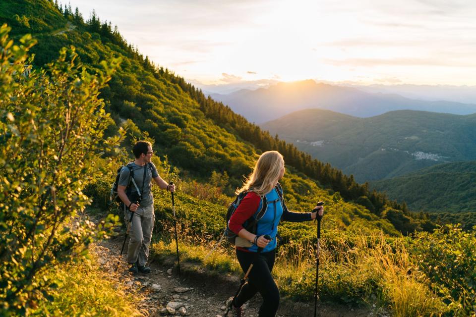 Eine Wochenendwanderung — oder auch nur ein langer Spaziergang — kann euch helfen, Gewicht zu verlieren und fit zu bleiben, wenn ihr unter der Woche keine Zeit habt, zu trainieren, zeigen neue Forschungsergebnisse. - Copyright: Milo Zanecchia/ Ascent Xmedia