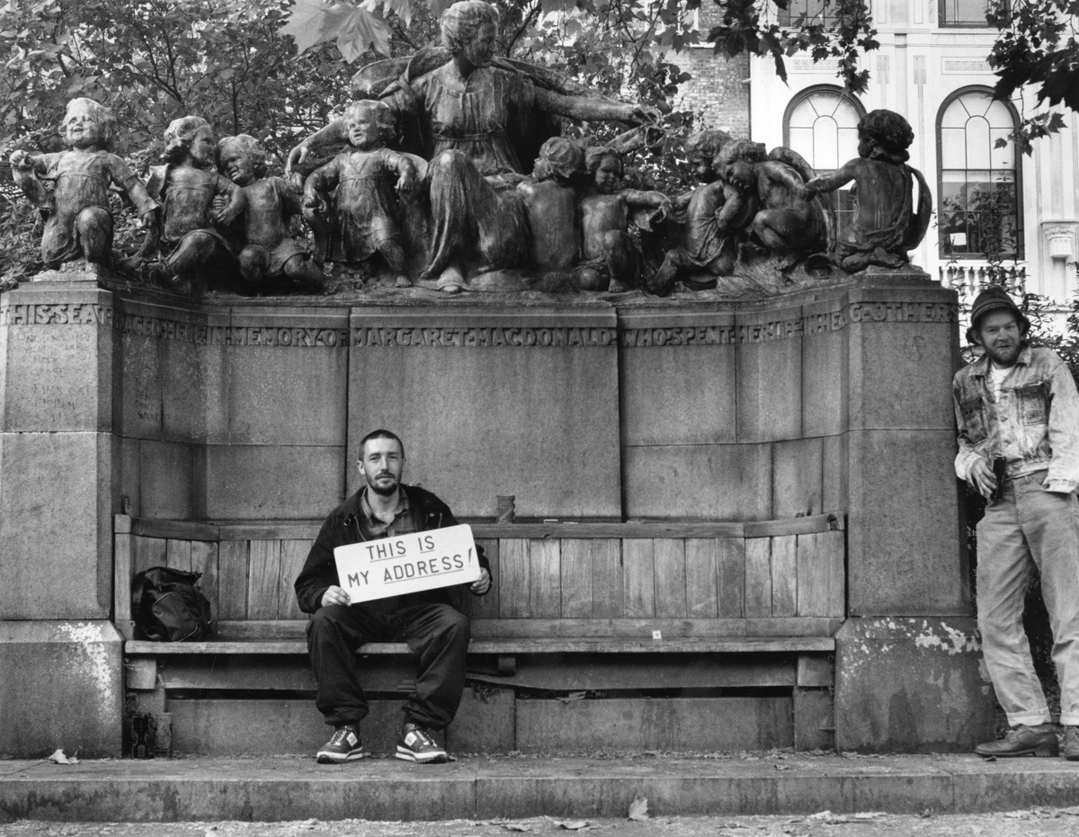 Homeless men Peter and Ginger at the Memorial bench in Lincoln’s Inn Fields, in 1995 (Moyra Peralta/Courtesy of Bishopsgate Institute)