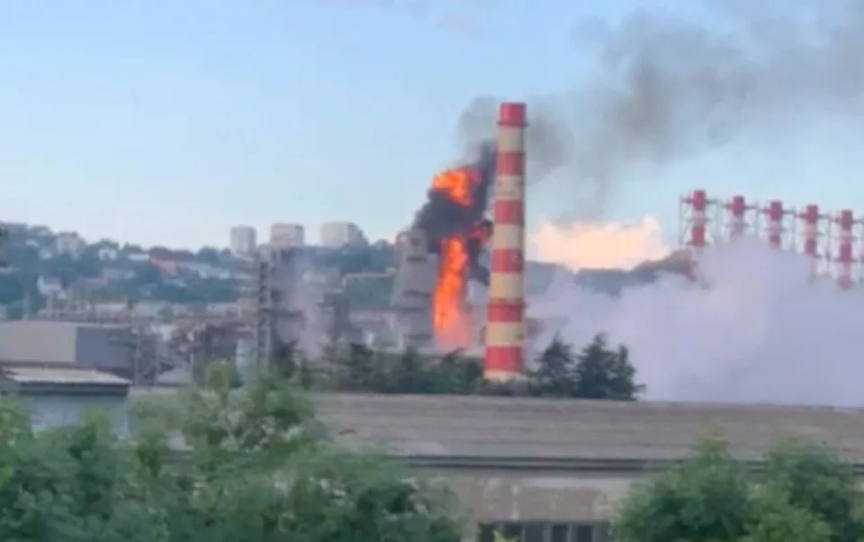 Ngọn lửa bùng lên tại nhà máy lọc dầu Tuapse sau cuộc tấn công của Ukraine
