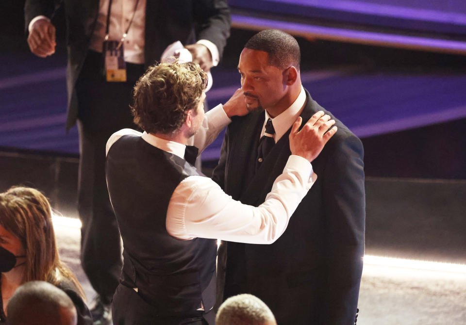 Bradley Cooper apoyó a Will Smith durante la 94 ceremonio de los premios de la Academia después de la bofetada a Chris Rock el 27 de marzo de 2022. (Foto de Myung Chun / Los Angeles Times via Getty Images)