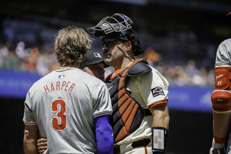 Curt Casali (derecha), catcher de los San Francisco Giants, platica con Bryce Harper, primera base de los Philadelphia Phillies, evitando que el incidente tras el lanzamiento de Kyle Harrison pasara a mayores. (Foto by Larry Placido/Icon Sportswire via Getty Images)