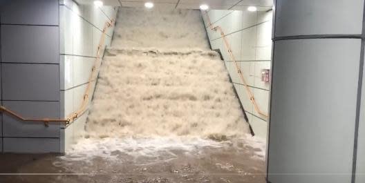 南韓遭暴雨襲擊，不僅造成道路淹水、交通癱瘓，地鐵站也遭洪水灌入導致列車停駛，各地斷水斷電。（翻攝推特）