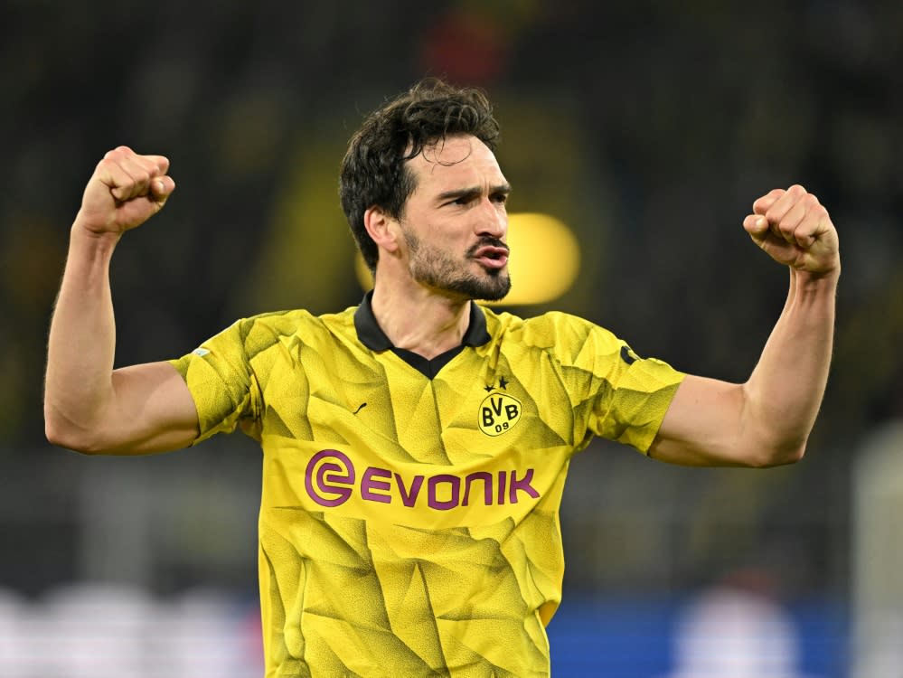 Mats Hummels bejubelt den Viertelfinal-Triumph über Atletico Madrid (INA FASSBENDER)