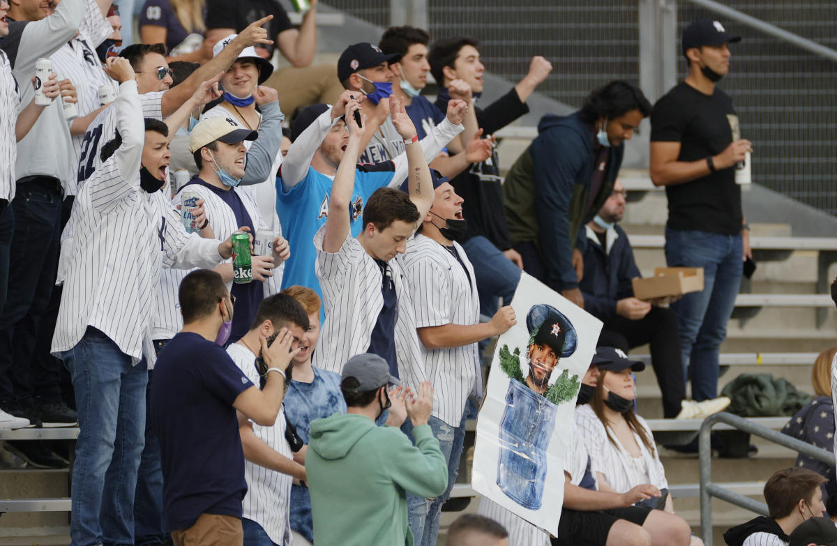 Yankees fans welcome Astros back to New York with trash cans