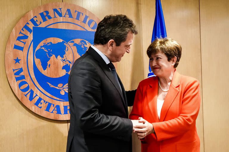 Sergio Massa, ministro de Economía, junto a Cristalina Georgieva, titula del FMI: los pequeños pasos de la cartera de Hacienda son tomados casi como grandes epopeyas
