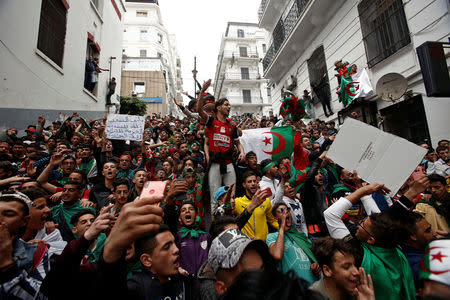 Manifestantes regresan a las calles de Argel para presionar por un cambio democrático en Argelia. 19 de abril de 2019. REUTERS/Ramzi Boudina