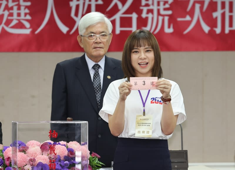 中央選舉委員會11日上午舉行第16任總統、副總統參選人號次抽籤，「侯趙配」由國民黨總統參選人侯友宜競選辦公室發言人李利貞（右）代表抽籤，抽中3號。（中央社）