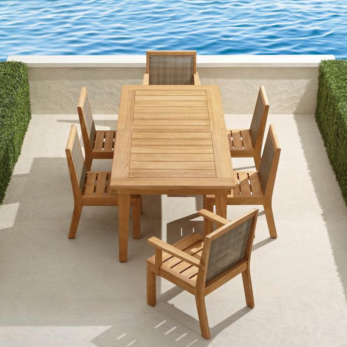 Expandable outdoor dining table