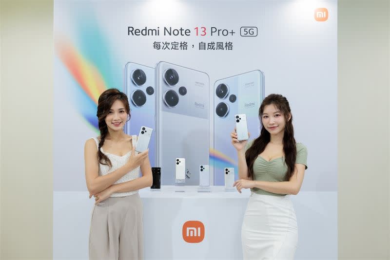 Redmi Note 13 Pro+ 5G搭上米粉節推出「幻影銀」米粉定製新色，提供12GB+512GB容量版本，售價新台幣NT$12,999元。（圖／小米台灣提供）