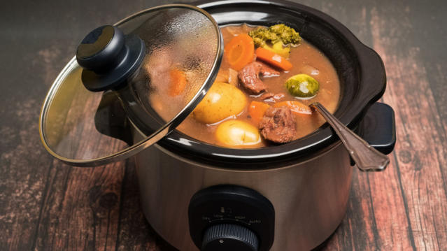 My slow cooker lunch warmer got a lot of questions about what types of food  it can heat up. Here it is in all its glory reheating last nights wings.  The sky