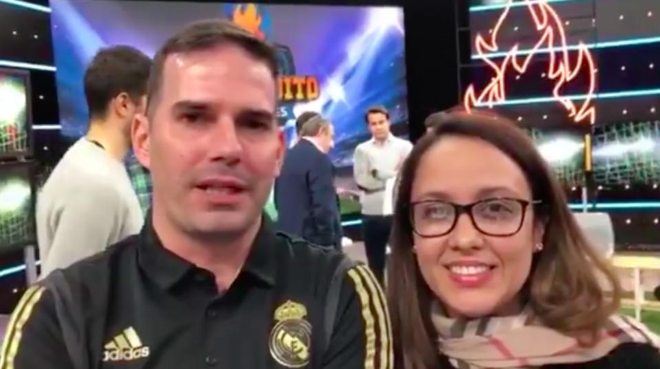 Yoasnel, el médico cubano hincha del Real Madrid con una historia que conmueve, junto a su esposa Idelmis cumpliendo un sueño en 'El Chiringuito' (Twitter/@elchiringuitotv)